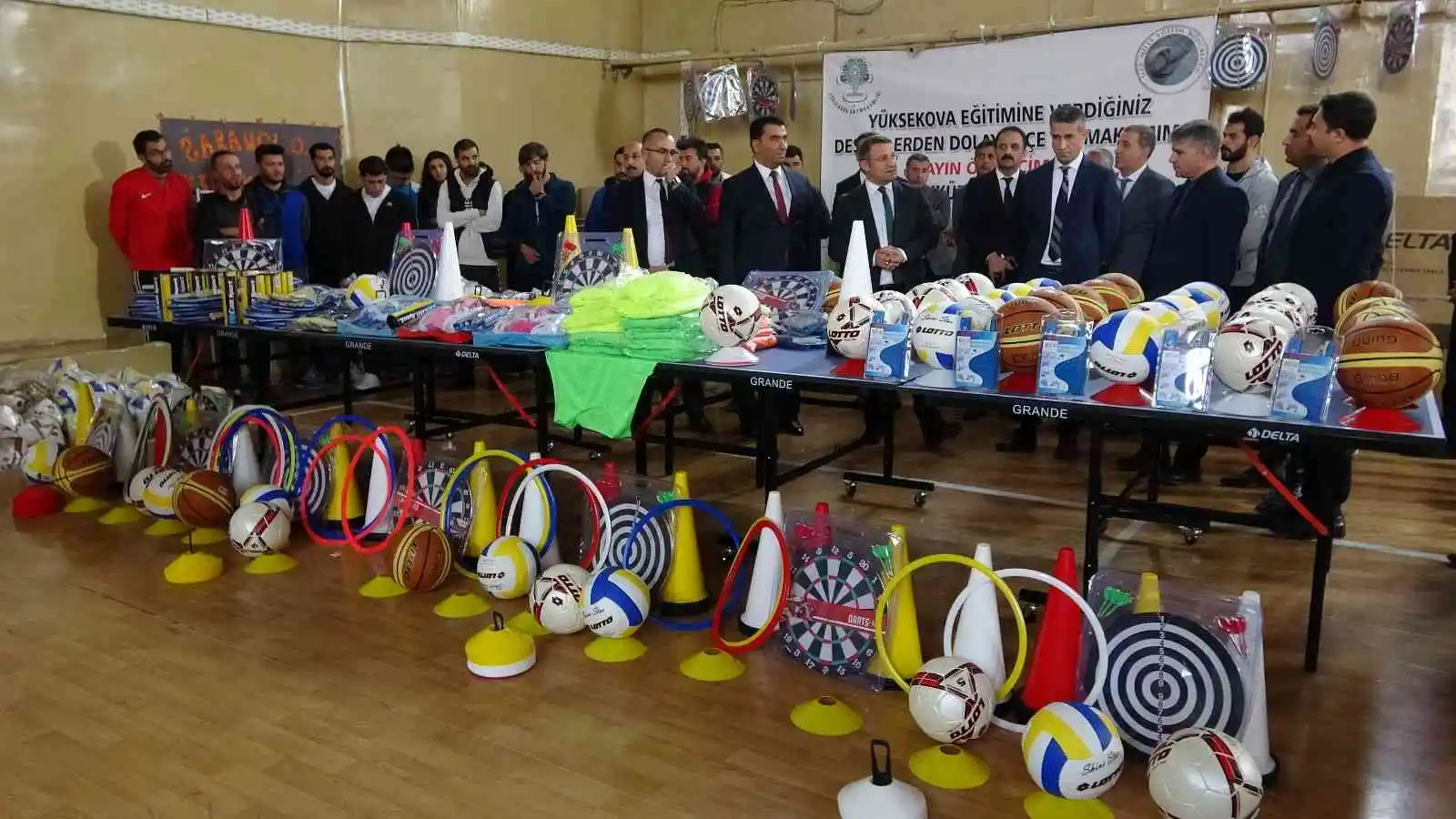 Yüksekova’daki okullara 350 bin TL değerinde spor malzemesi desteği