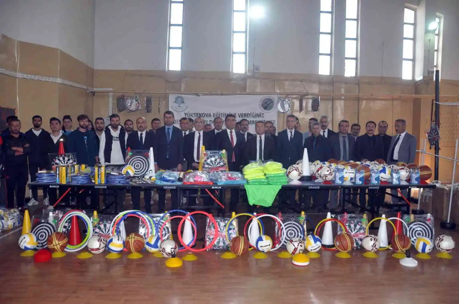 Yüksekova’daki okullara 350 bin TL değerinde spor malzemesi desteği