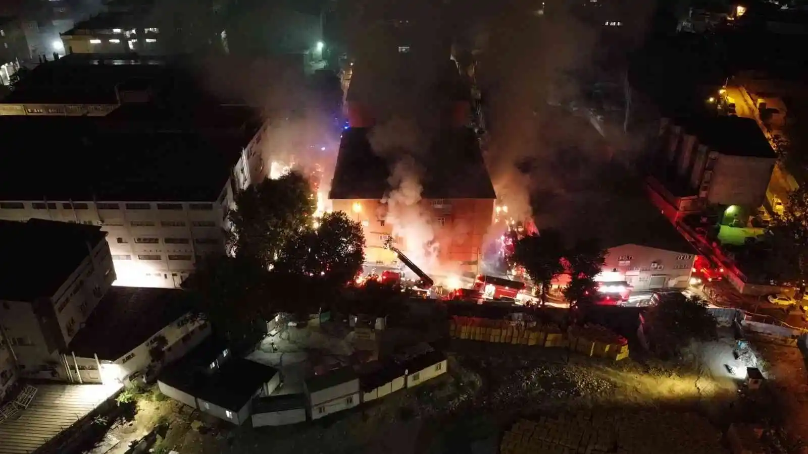 Zeytinburnu’nda karton bardak imalatı yapılan fabrikada çıkan yangın kontrol altına alındı