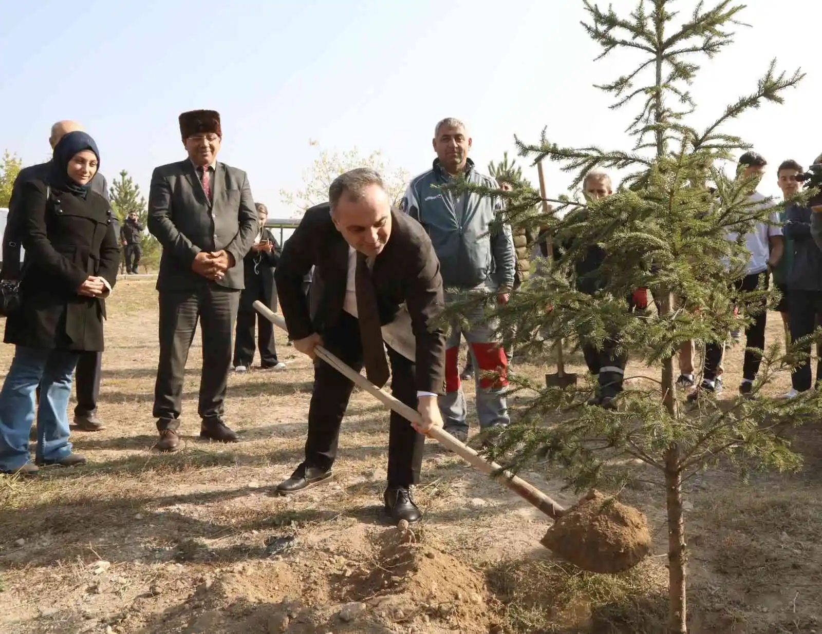 11 Kasım Milli Ağaçlandırma Günü'nde fidanlar ERÜ'de toprakla buluştu