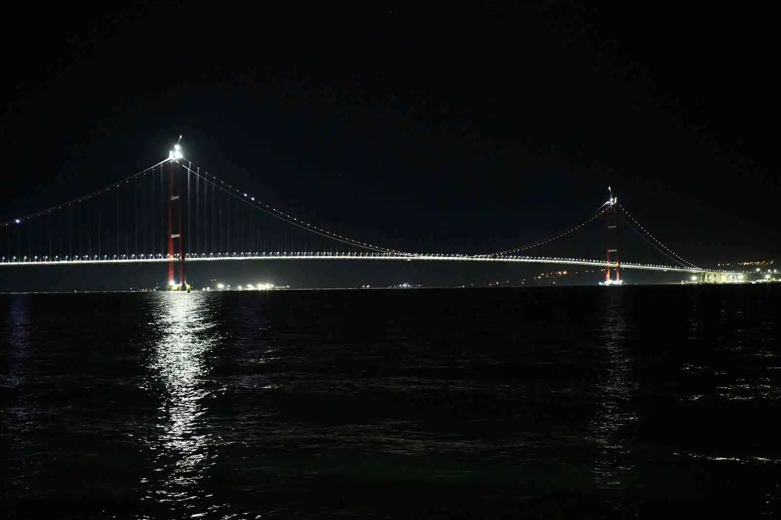1915 Çanakkale Köprüsü kadına yönelik şiddetle mücadele için turuncuyla aydınlatıldı