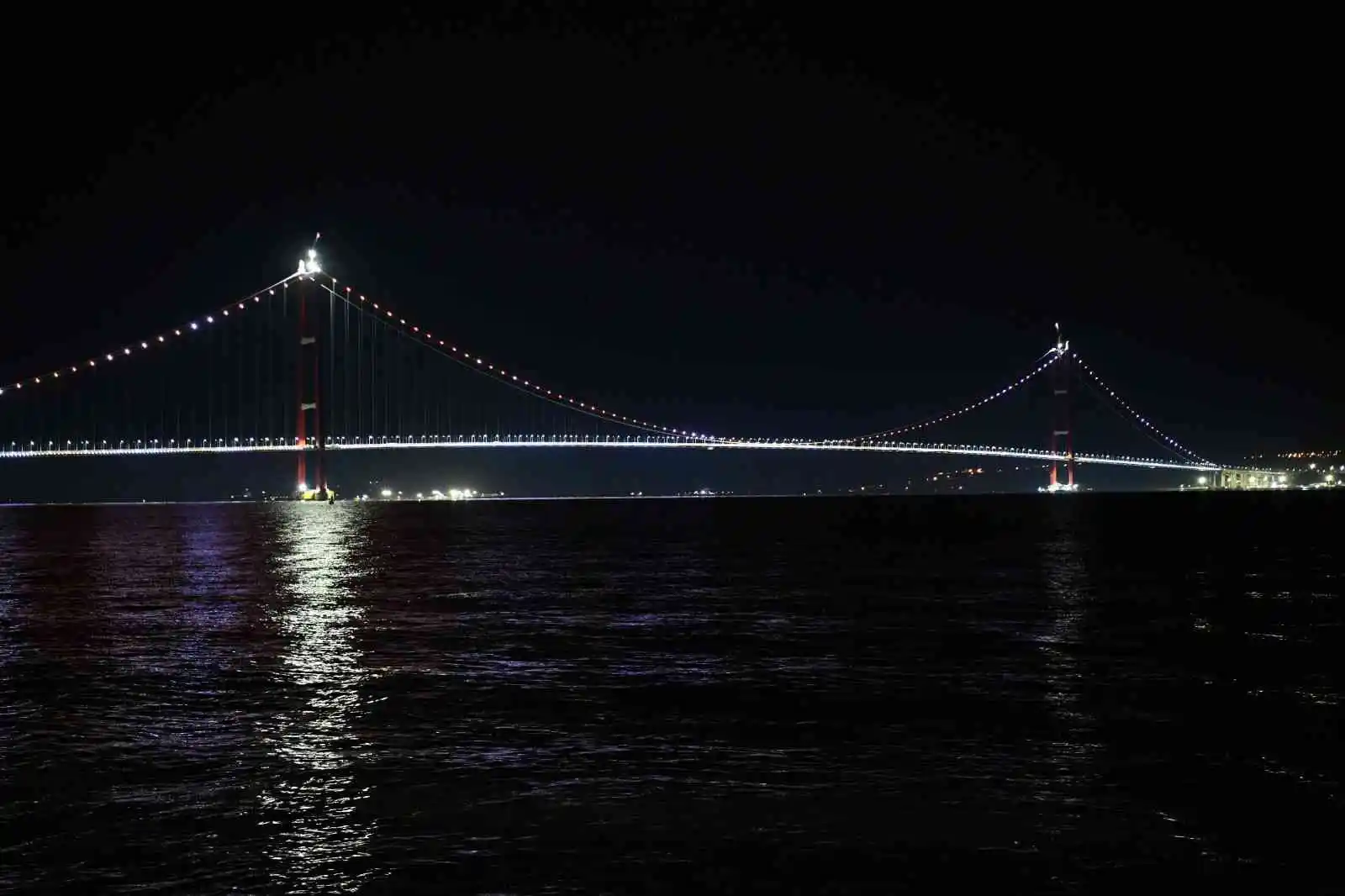 1915 Çanakkale Köprüsü kadına yönelik şiddetle mücadele için turuncuyla aydınlatıldı