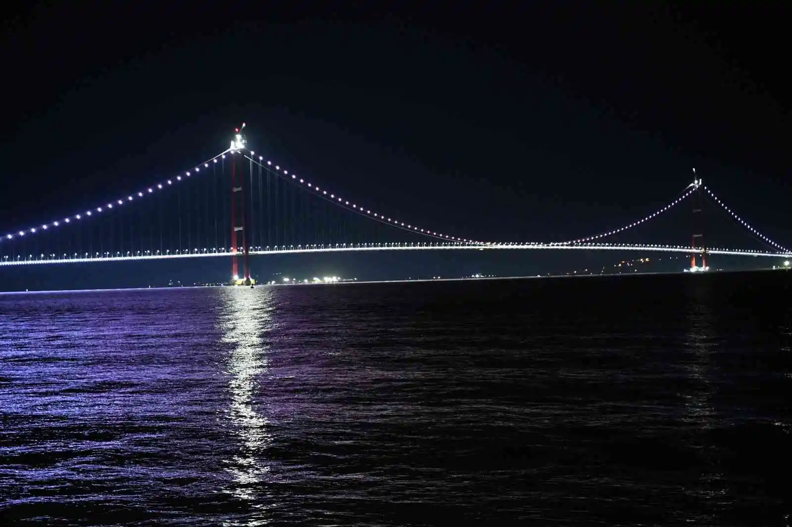 1915 Çanakkale Köprüsü kadına yönelik şiddetle mücadele için turuncuyla aydınlatıldı