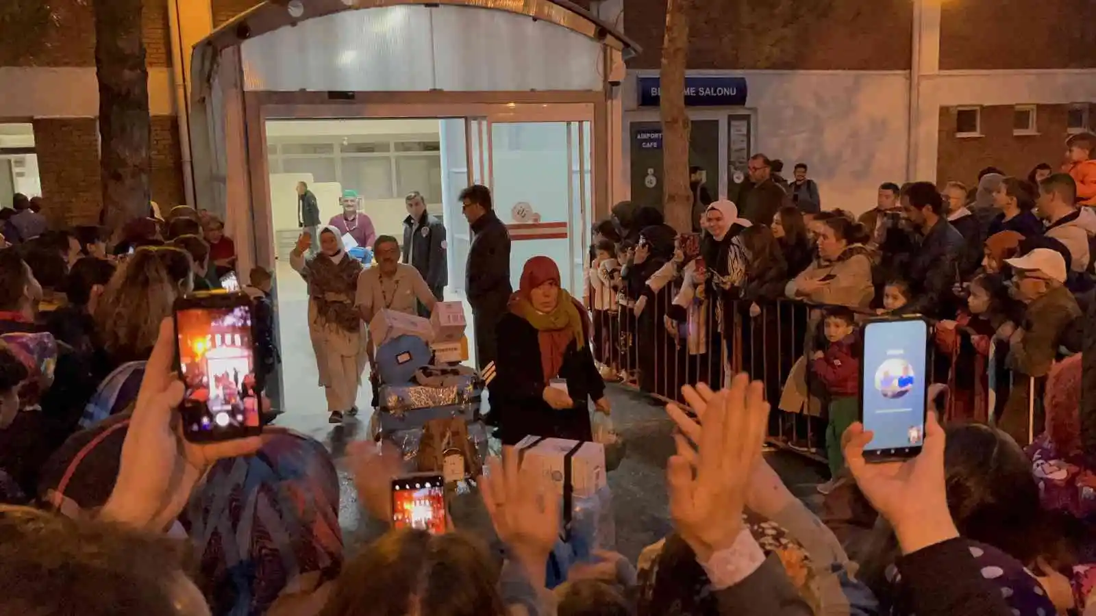 24 günün ardından memleketine dönen umreciler sevinçle karşılandı
