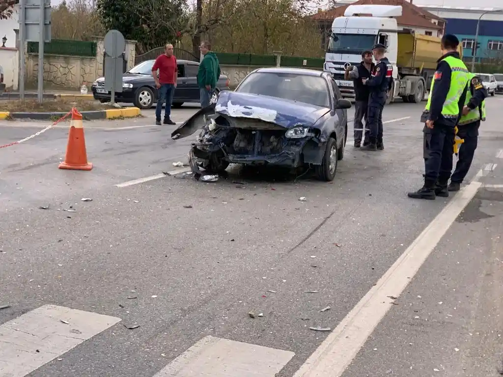 3 araç birbirine girdi: 1 ölü, 4 yaralı