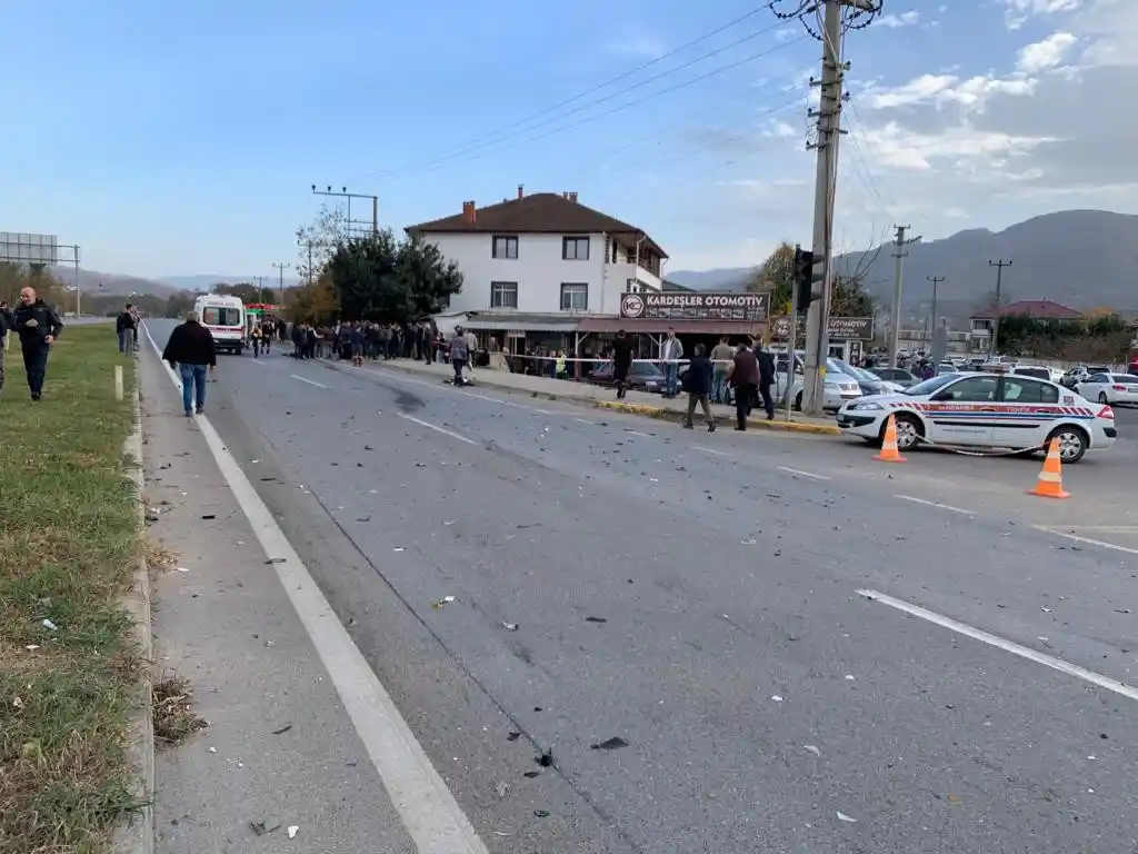 3 araç birbirine girdi: 1 ölü, 4 yaralı