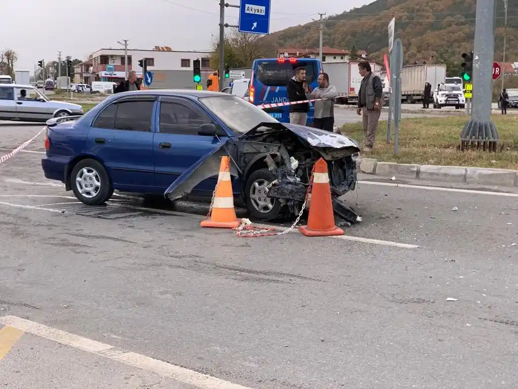 3 araç birbirine girdi: 1 ölü, 4 yaralı