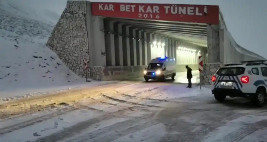 3 bin rakımlı Karabet Geçidi’nde kar yağışı
