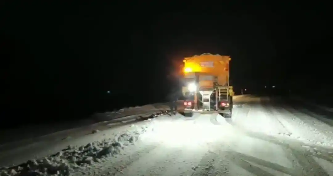3 bin rakımlı Karabet Geçidi’nde kar yağışı