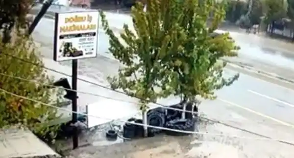 35 yolcunun yaralandığı feci kaza kameralara yansıdı