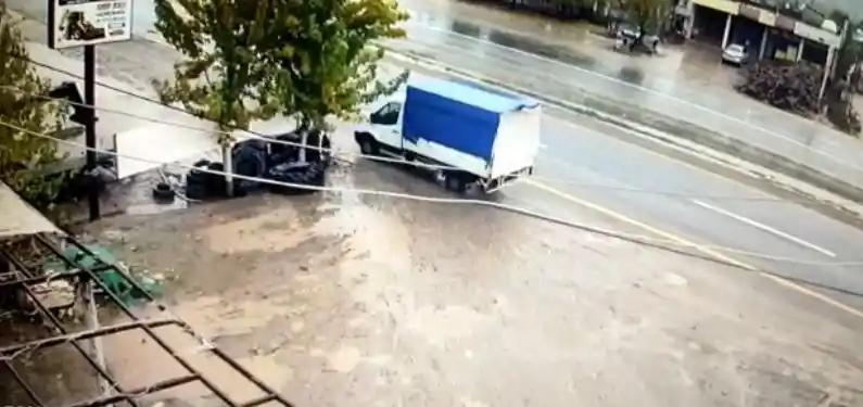 35 yolcunun yaralandığı feci kaza kameralara yansıdı