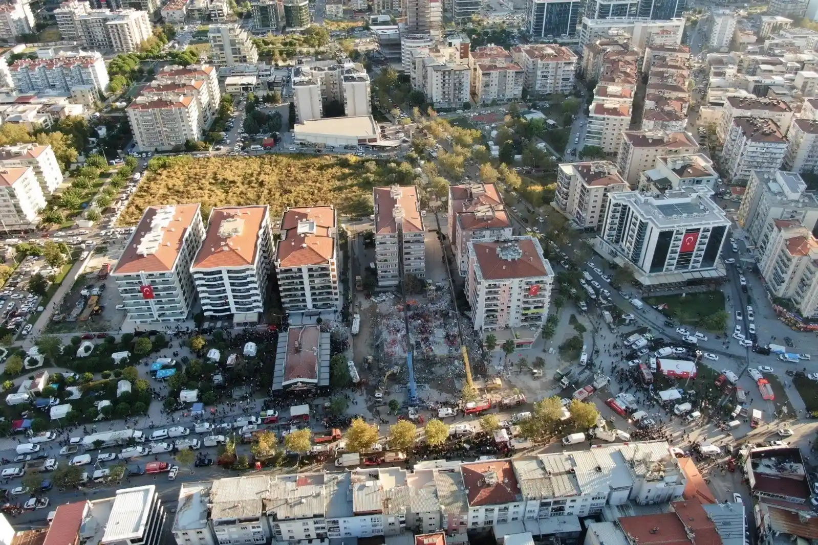 36 kişiye mezar olan Rıza Bey Apartmanı'nın inşaatında çalışan işçiler tespit edilecek