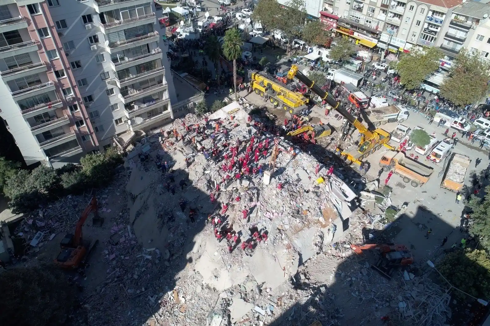 36 kişiye mezar olan Rıza Bey Apartmanı’nın inşaatında çalışan işçiler tespit edilecek