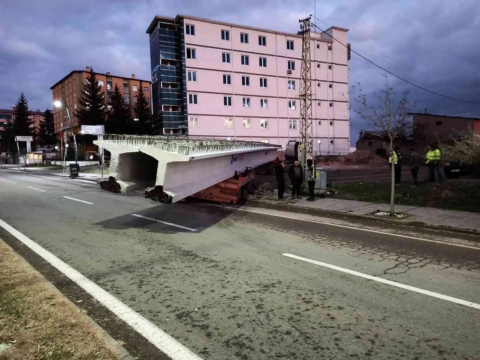 40 tonluk yükle çamura saplandı, 2 saatlik çalışmayla kurtarıldı