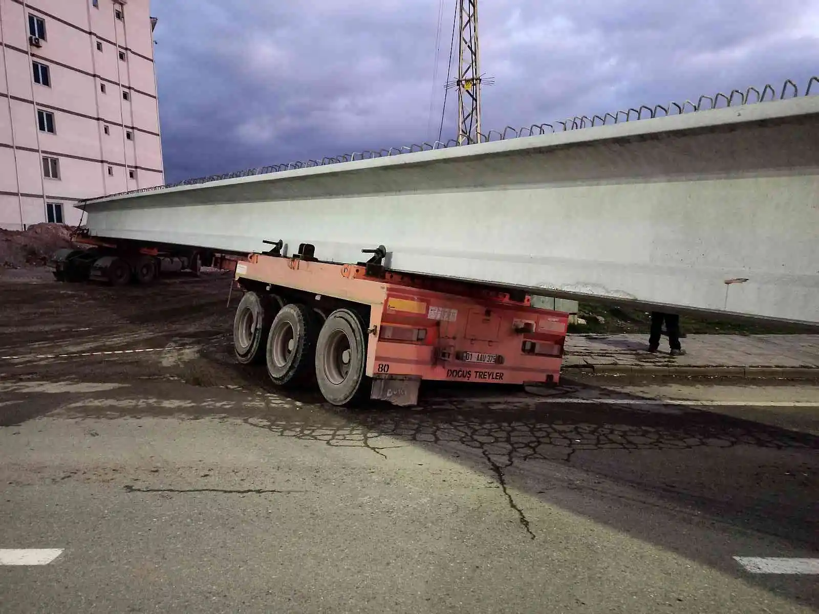 40 tonluk yükle çamura saplandı, 2 saatlik çalışmayla kurtarıldı