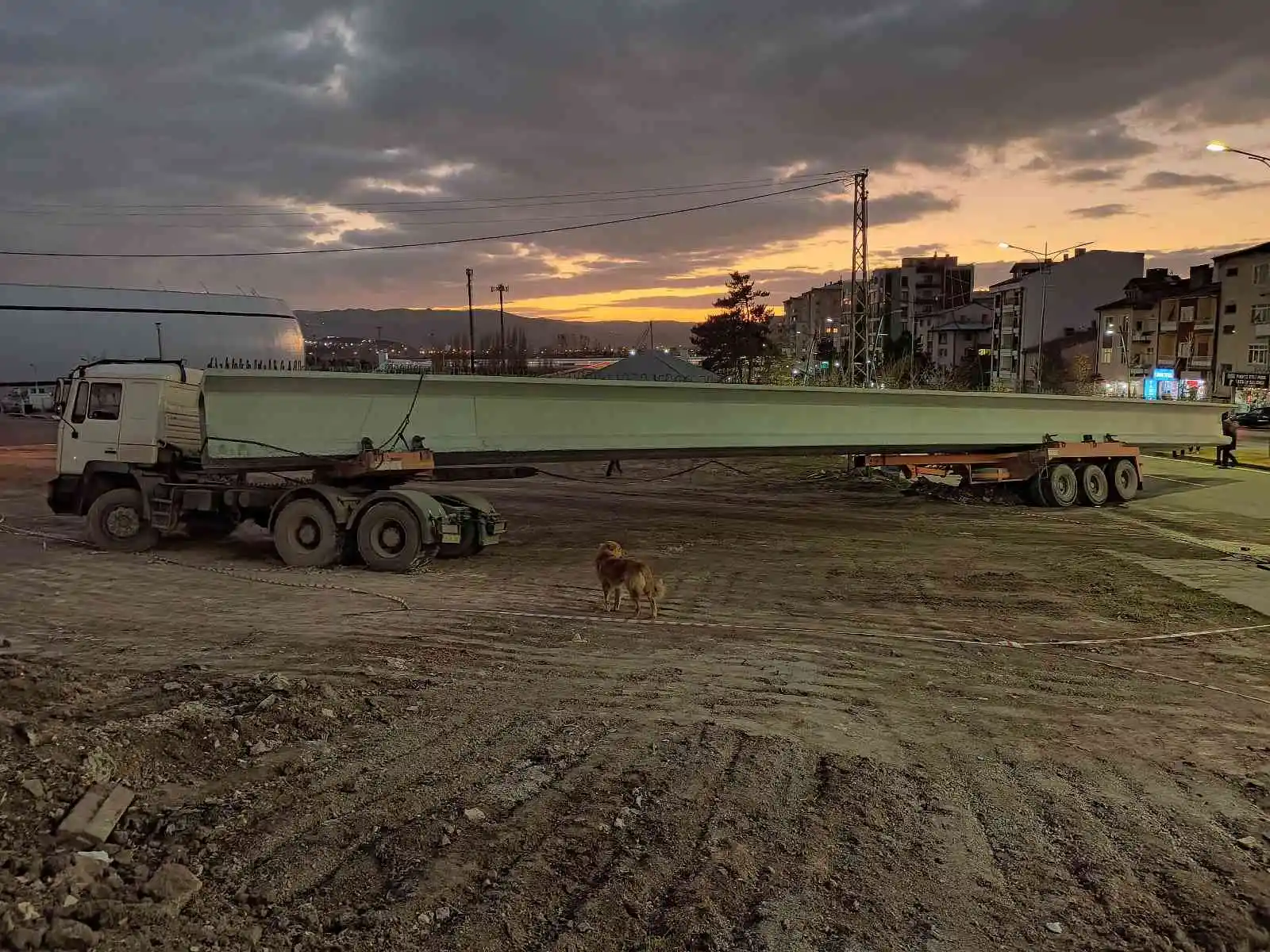 40 tonluk yükle çamura saplandı, 2 saatlik çalışmayla kurtarıldı