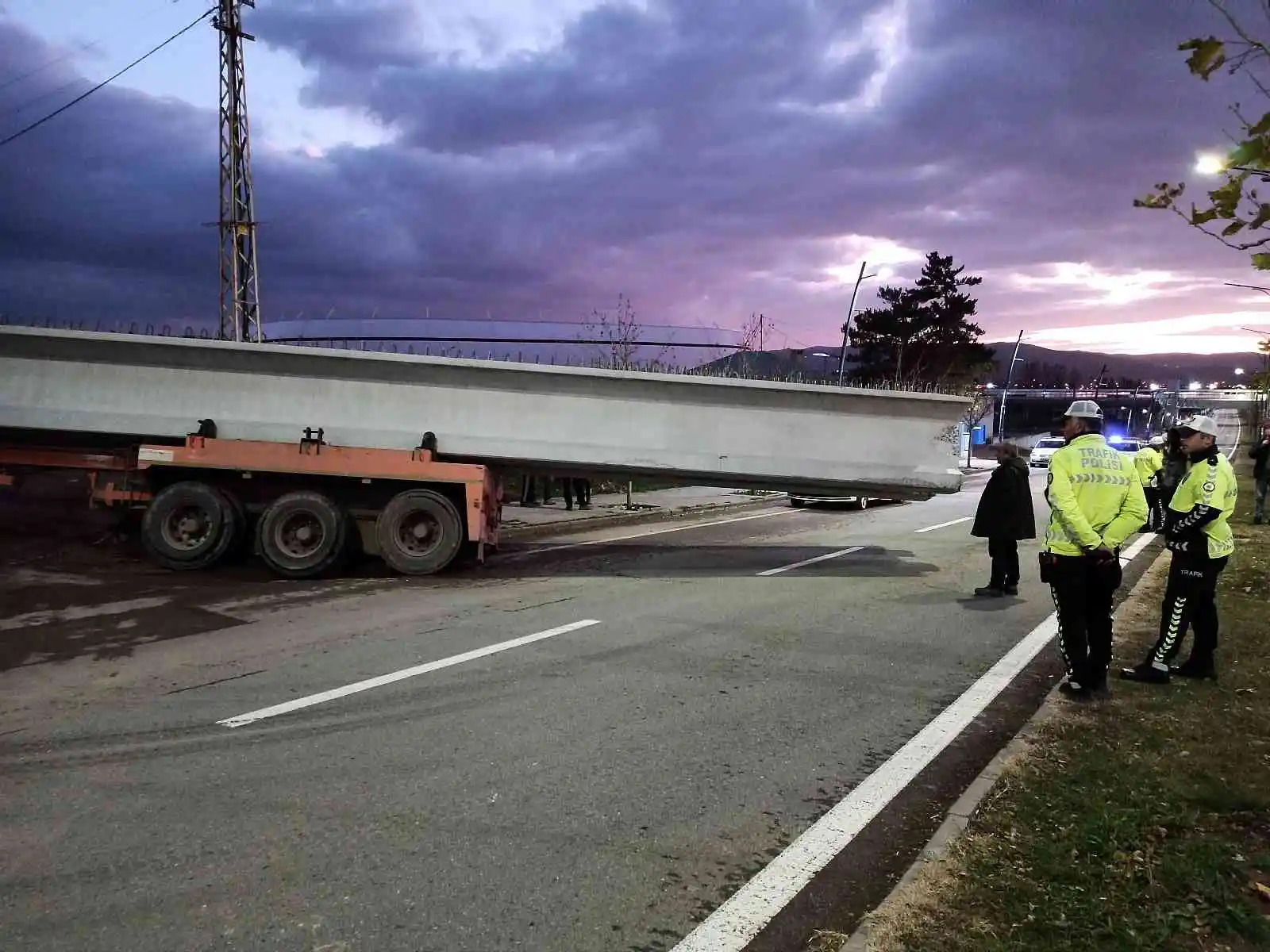 40 tonluk yükle çamura saplandı, 2 saatlik çalışmayla kurtarıldı