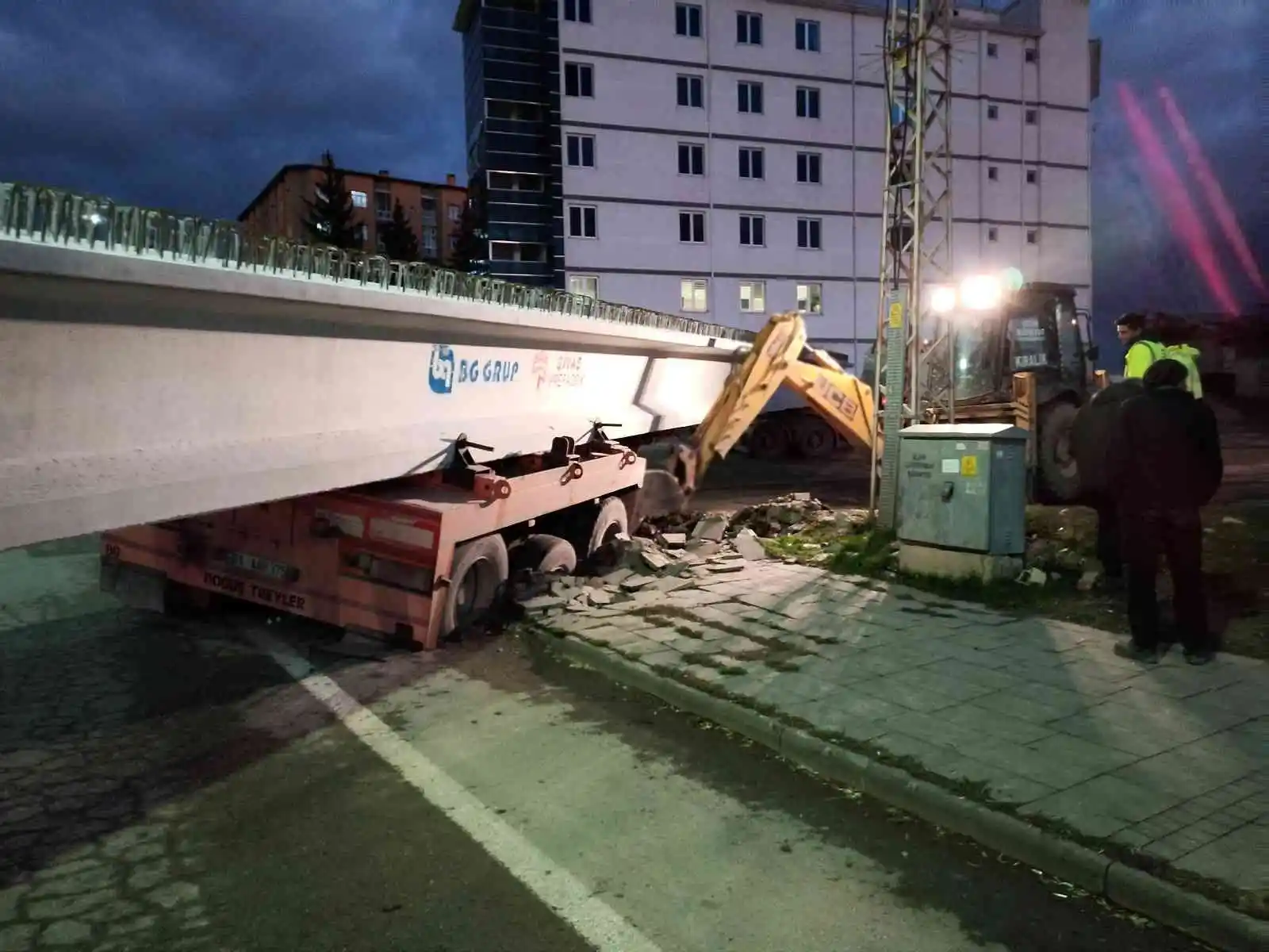 40 tonluk yükle çamura saplandı, 2 saatlik çalışmayla kurtarıldı