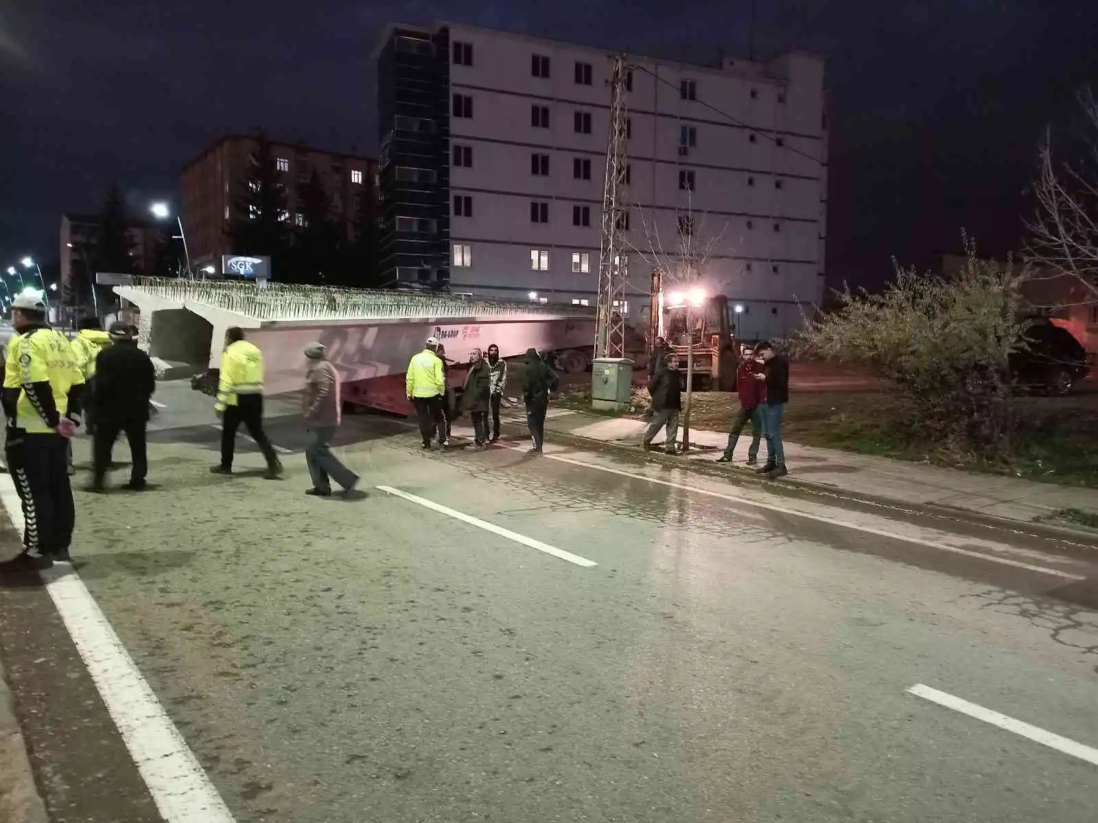40 tonluk yükle çamura saplandı, 2 saatlik çalışmayla kurtarıldı