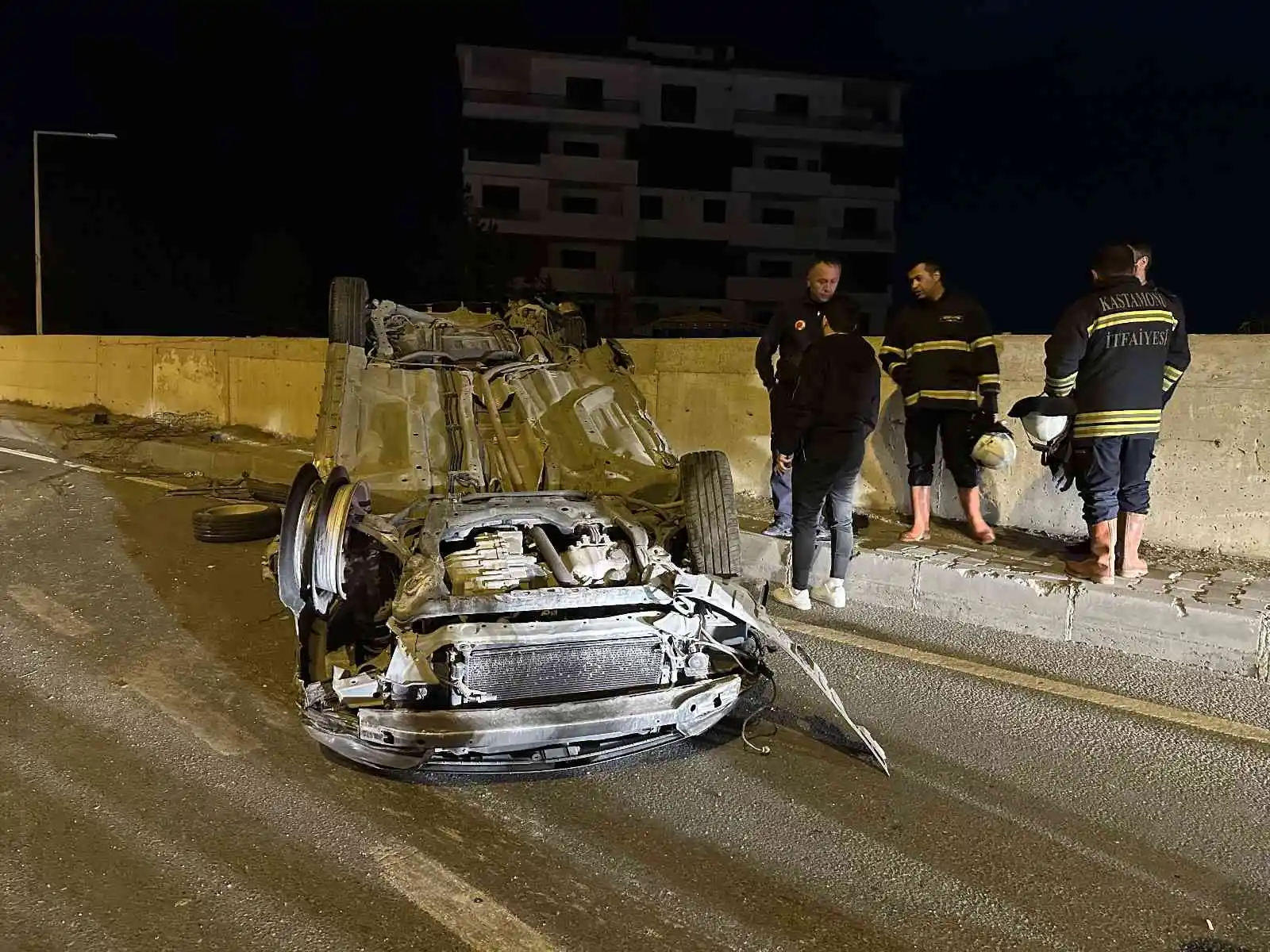 50 metre taklalar atarak sürüklenen araçta burnu bile kanamadı