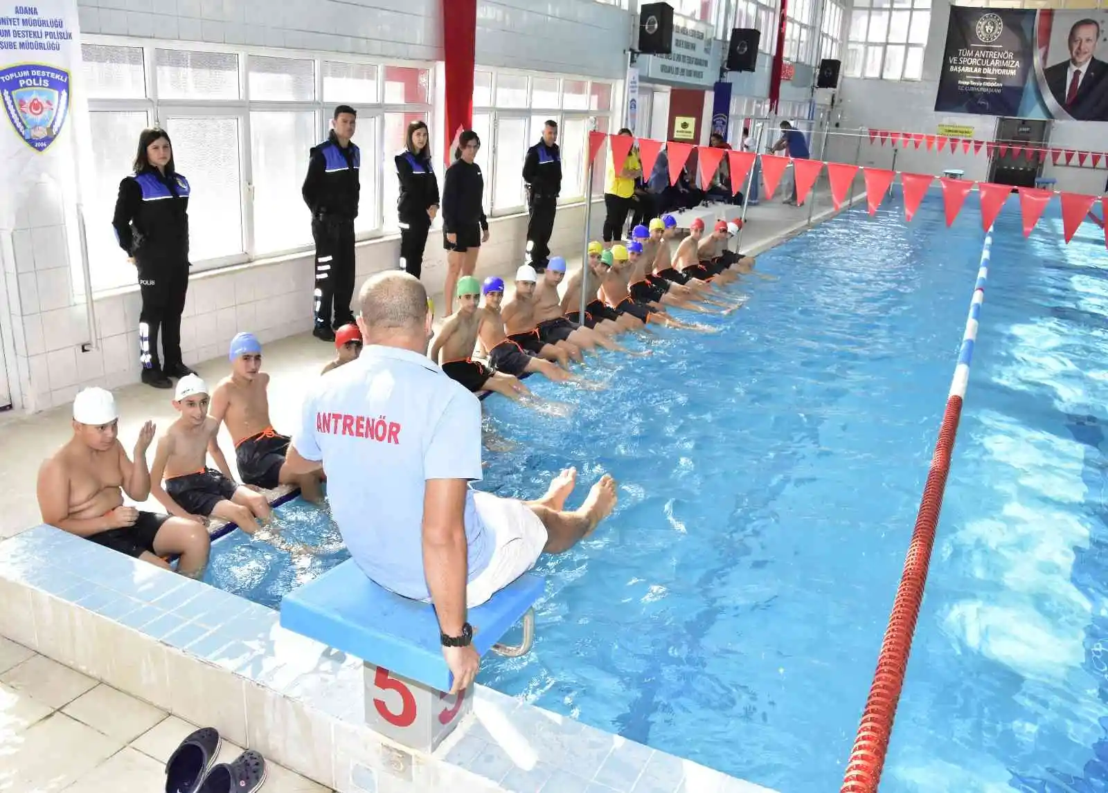 Adana’da 29 kişi boğulunca polis çocukları yüzme kursuna başlattı