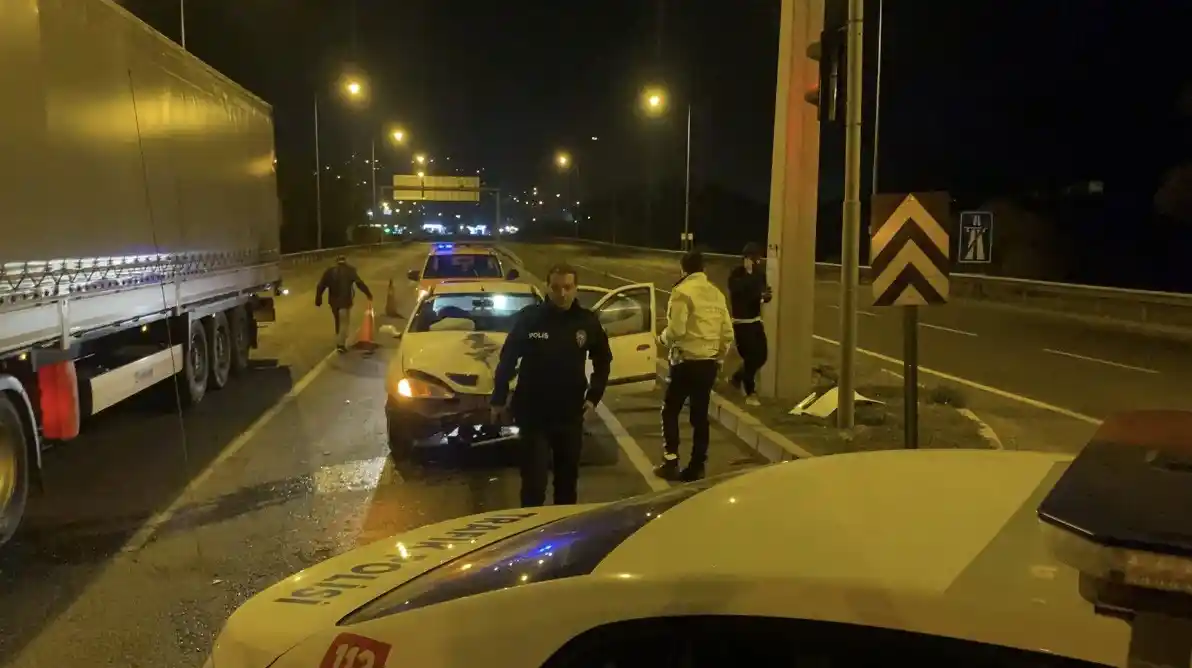 Adana'da ehliyetsiz sürücü dehşet saçtı: 3'ü çocuk 5 yaralı