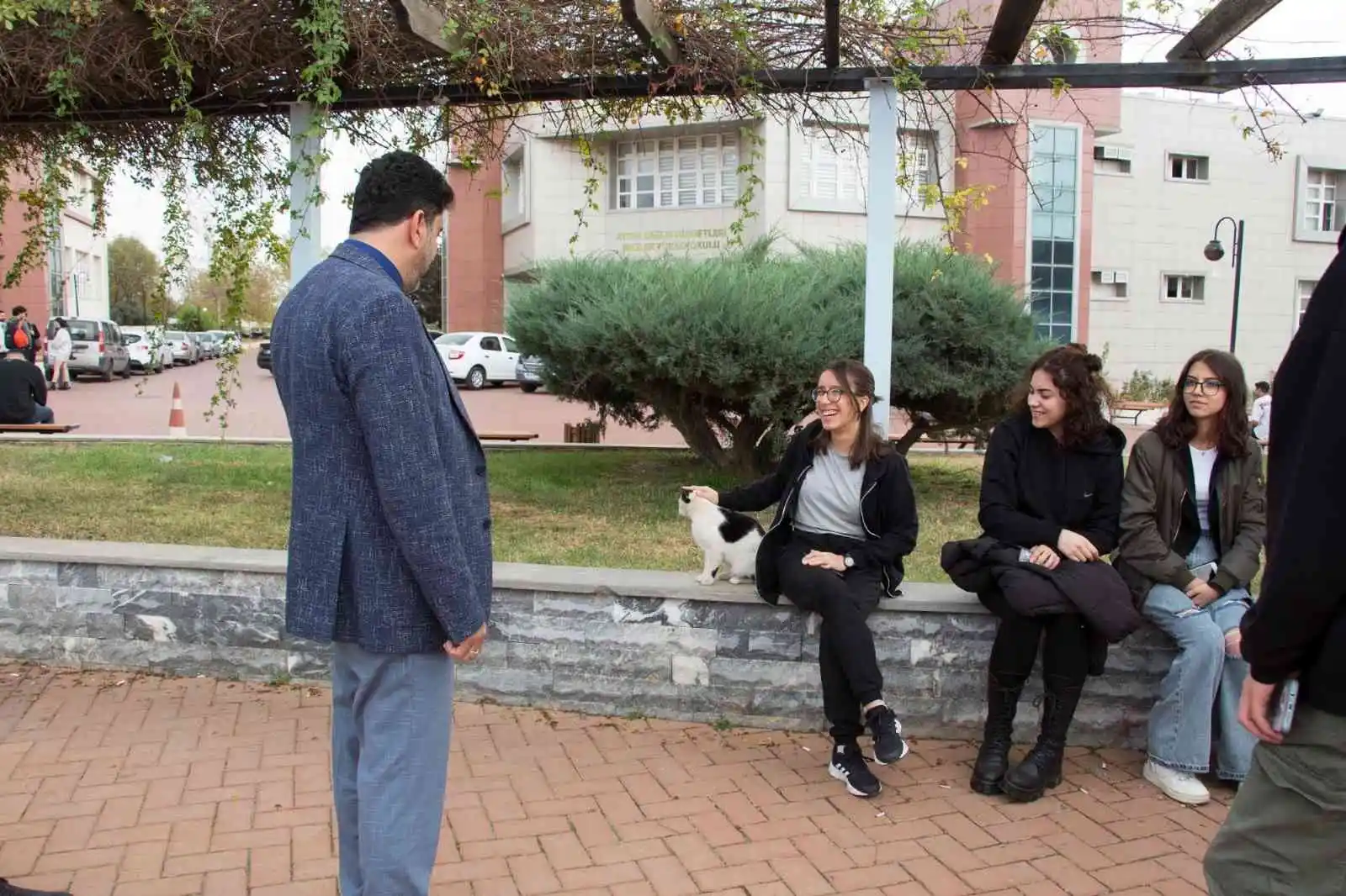 ADÜ Rektörü Aldemir, kampüs alanında öğrencilerle bir araya geldi
