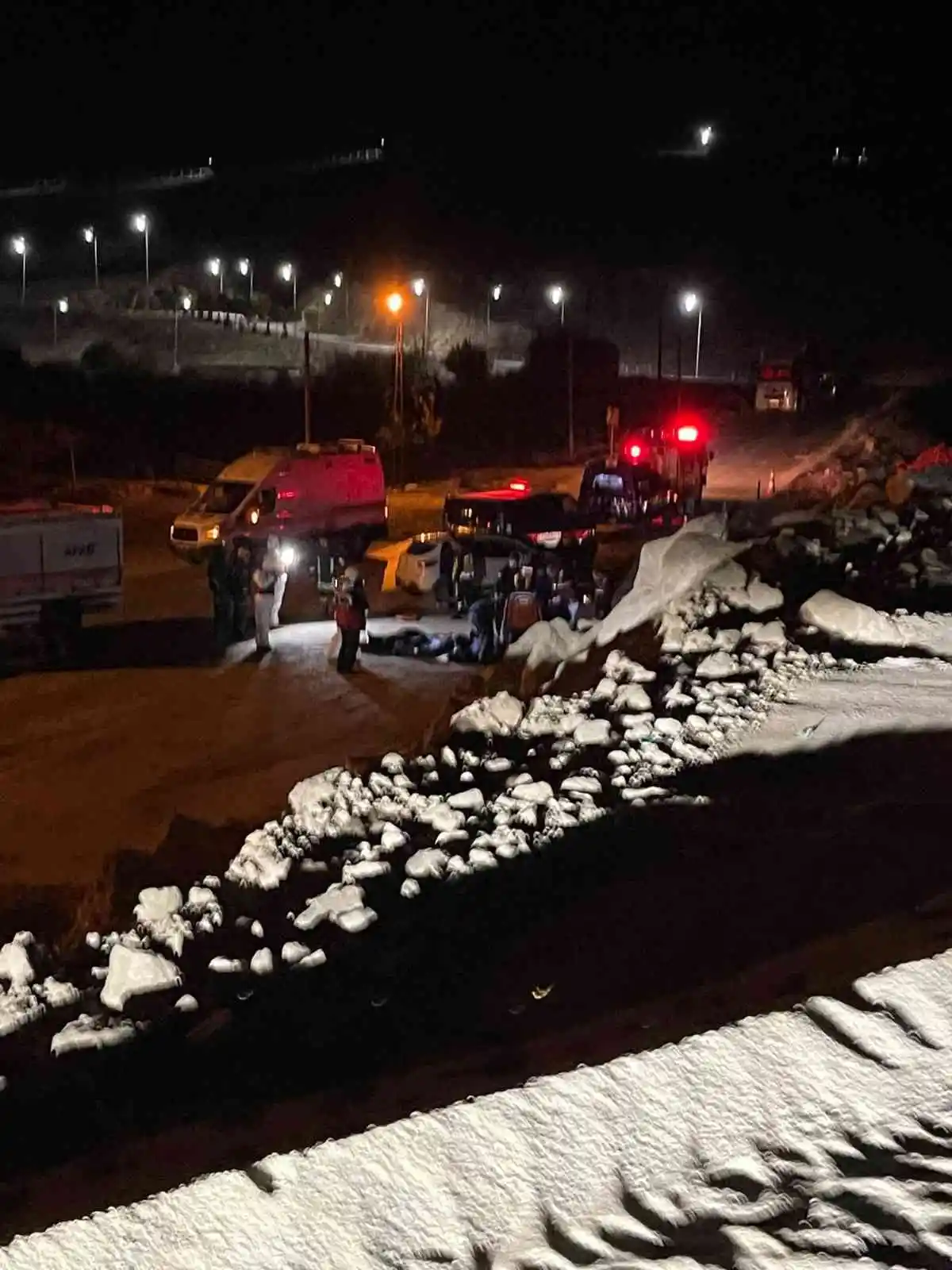 Afyonkarahisar’da otomobil şarampole devrildi, çok sayıda ölü ve yaralı var