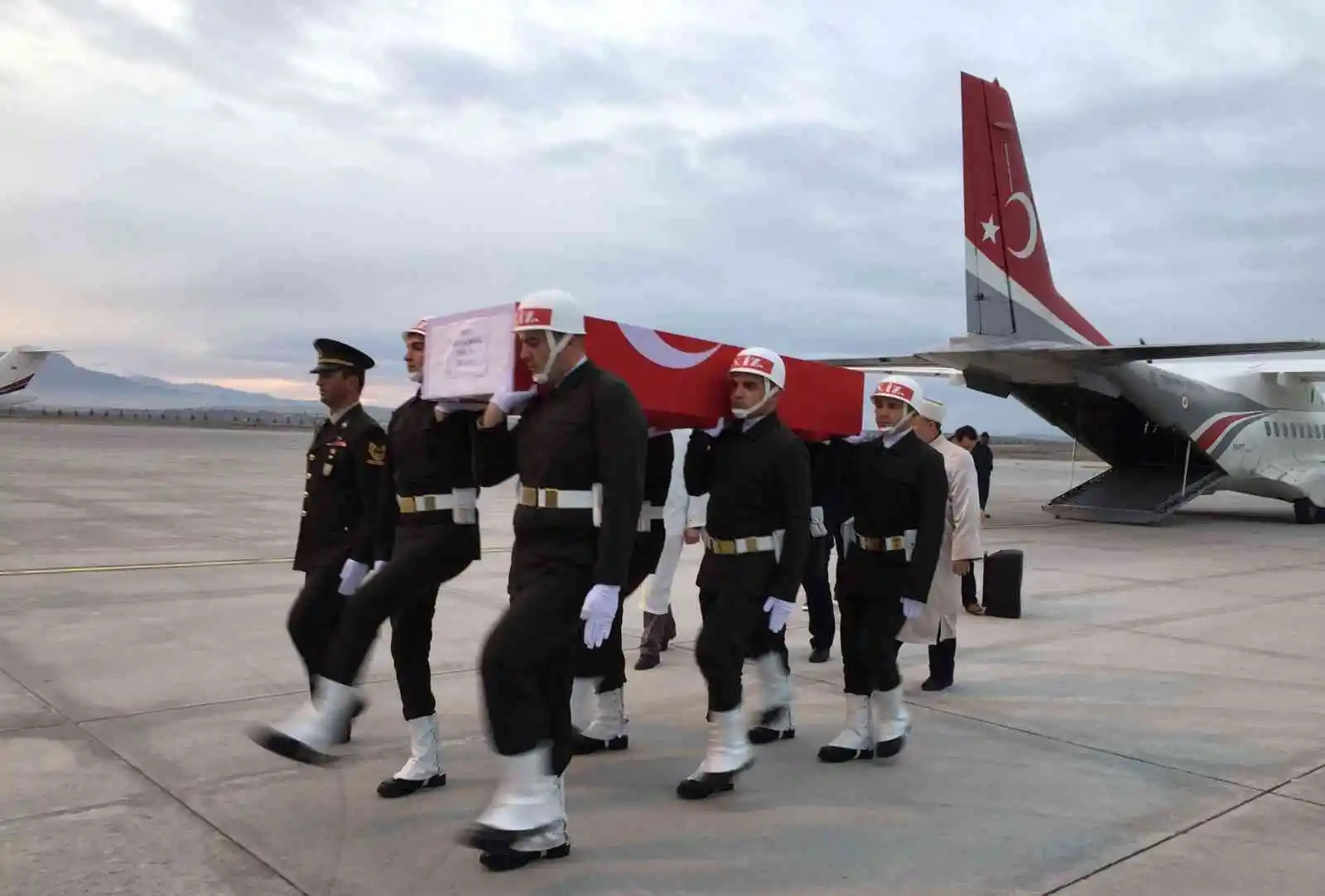 Afyonlu şehidin naaşı Denizli'ye ulaştı
