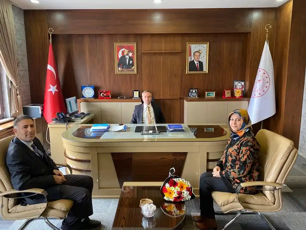 Ağrı'da Gülsün Karslı yılın öğretmeni seçildi