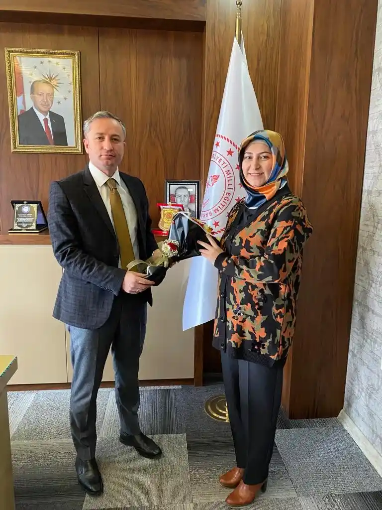 Ağrı’da Gülsün Karslı yılın öğretmeni seçildi