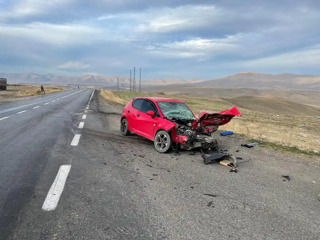 Ağrı'da tır ile otomobil çarpıştı: 1 ölü