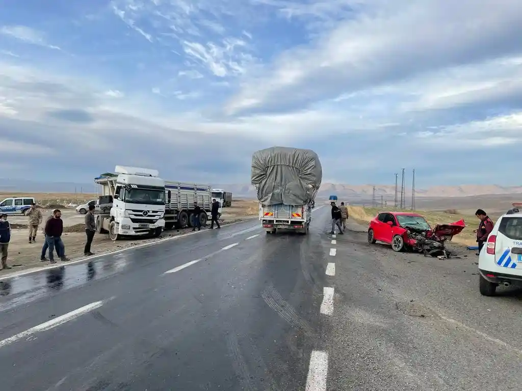 Ağrı’da tır ile otomobil çarpıştı: 1 ölü