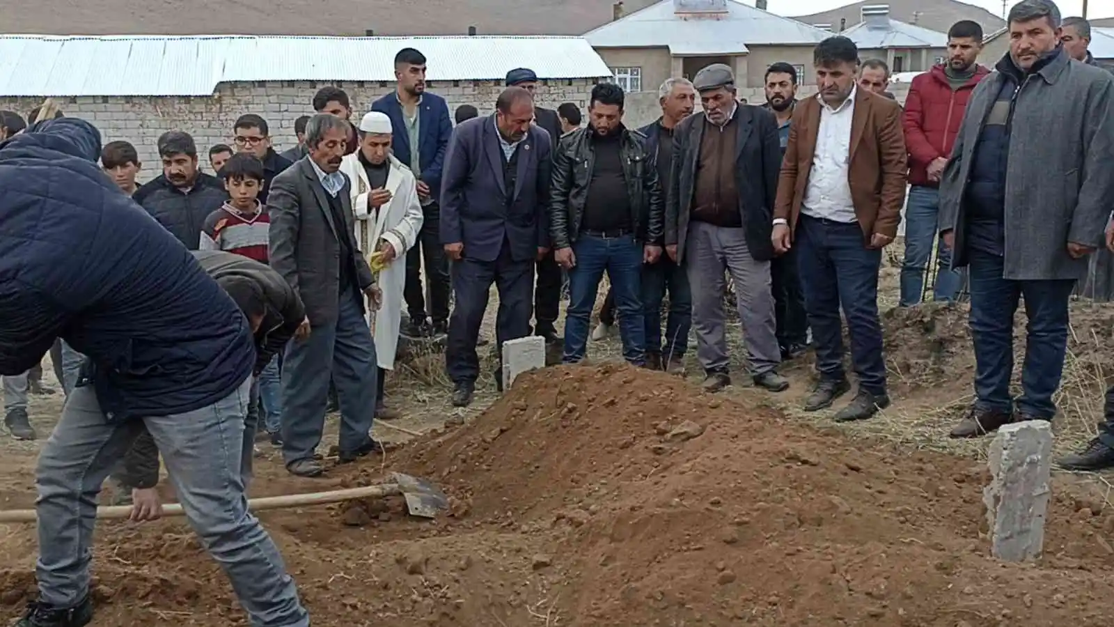 Ağrı'daki otobüs kazasında hayatını kaybeden Gürbüz Erciş'te toprağa verildi
