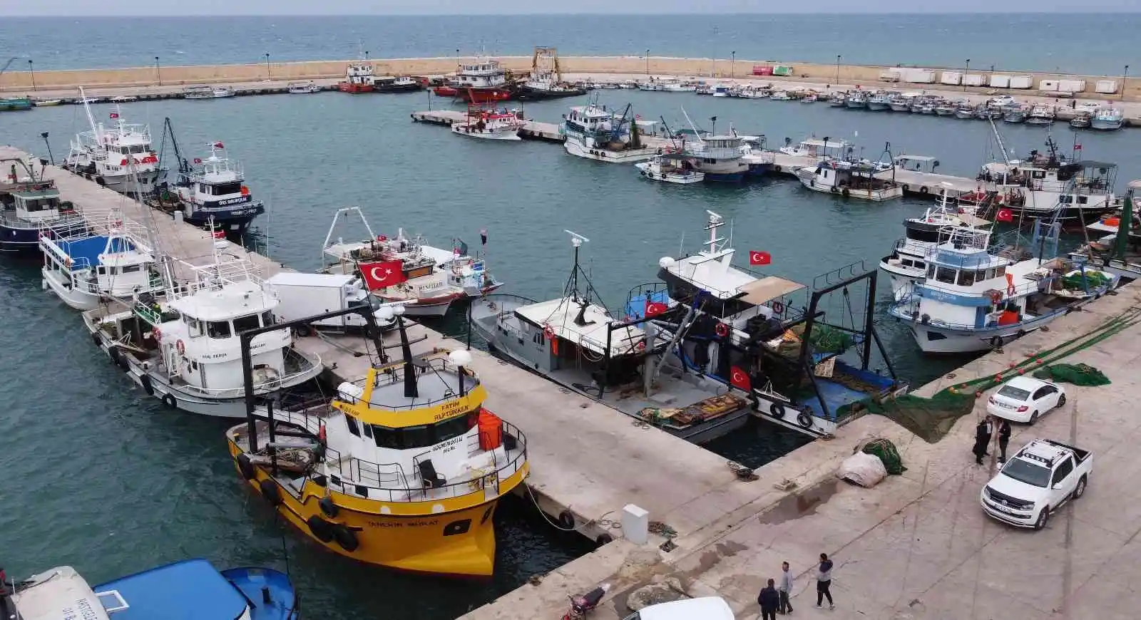 Akdeniz'de balıkçılara fırtına engeli, tekneler kıyıya yanaştı