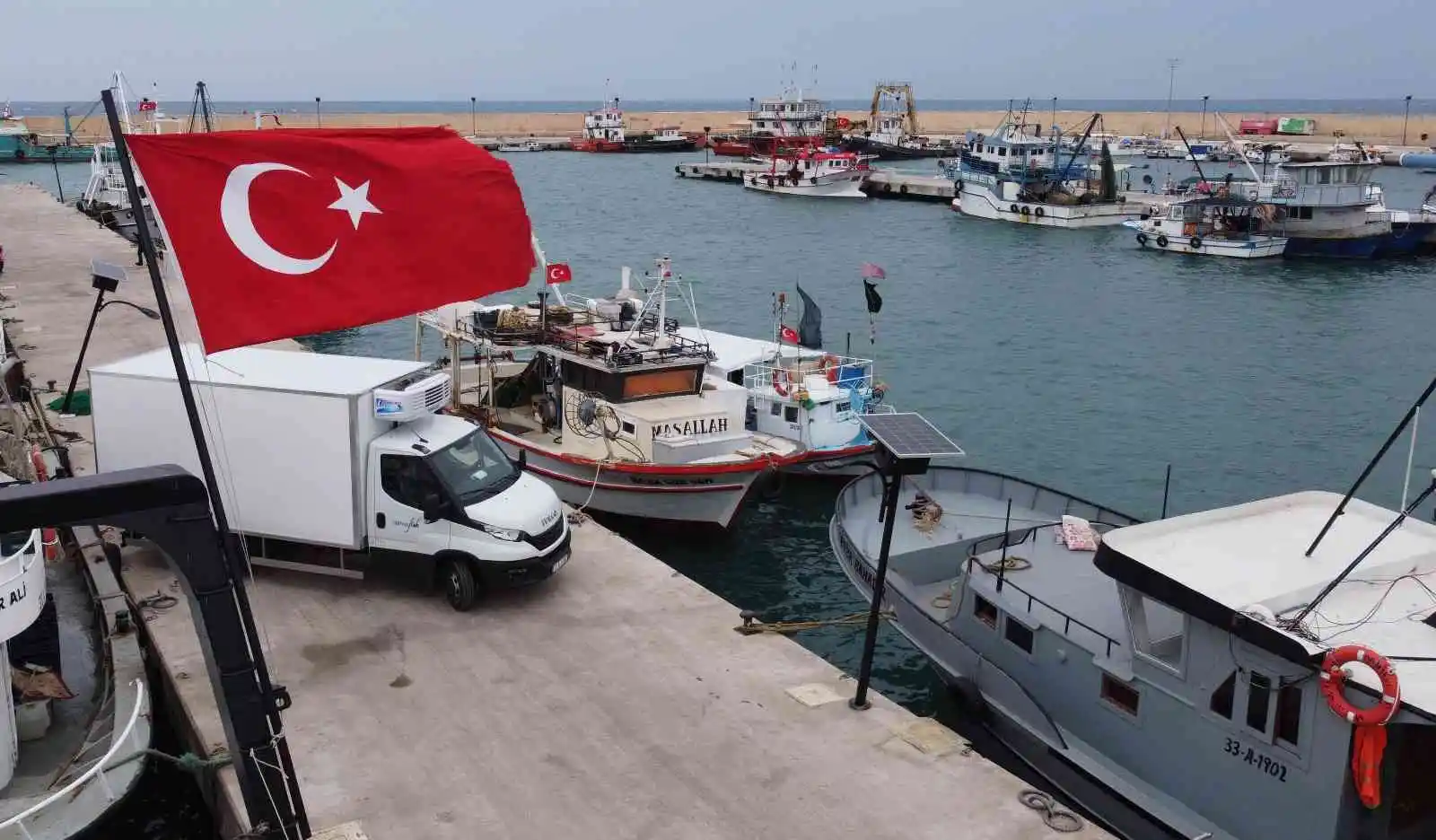 Akdeniz’de balıkçılara fırtına engeli, tekneler kıyıya yanaştı