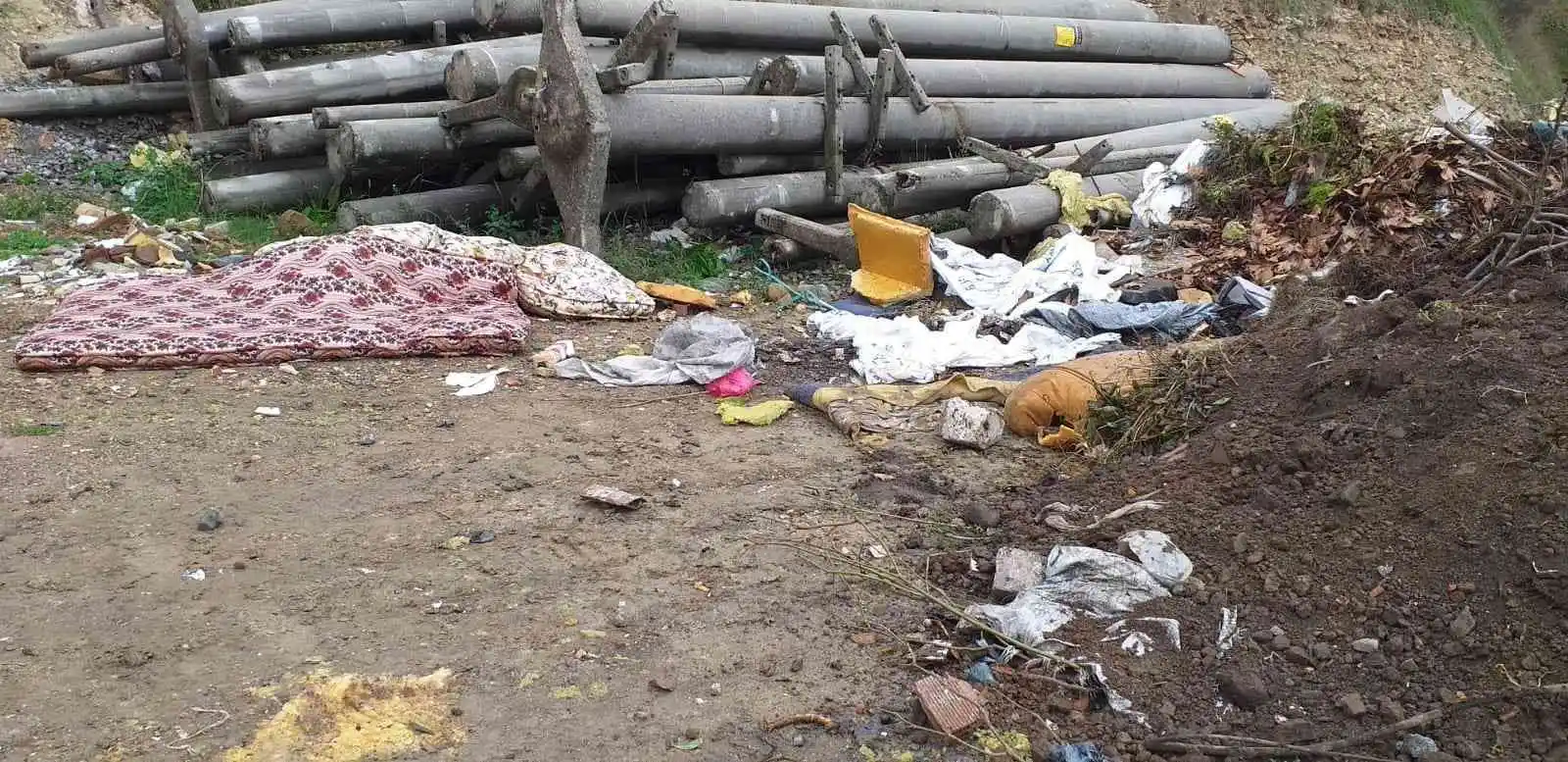 Alaplı sahili adeta çöplüğe döndü