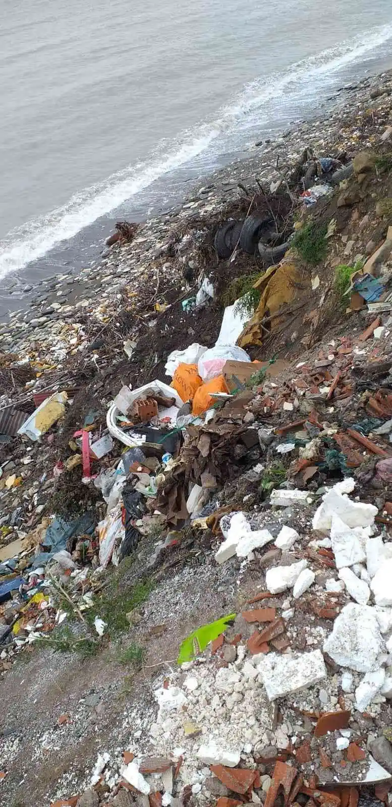 Alaplı sahili adeta çöplüğe döndü