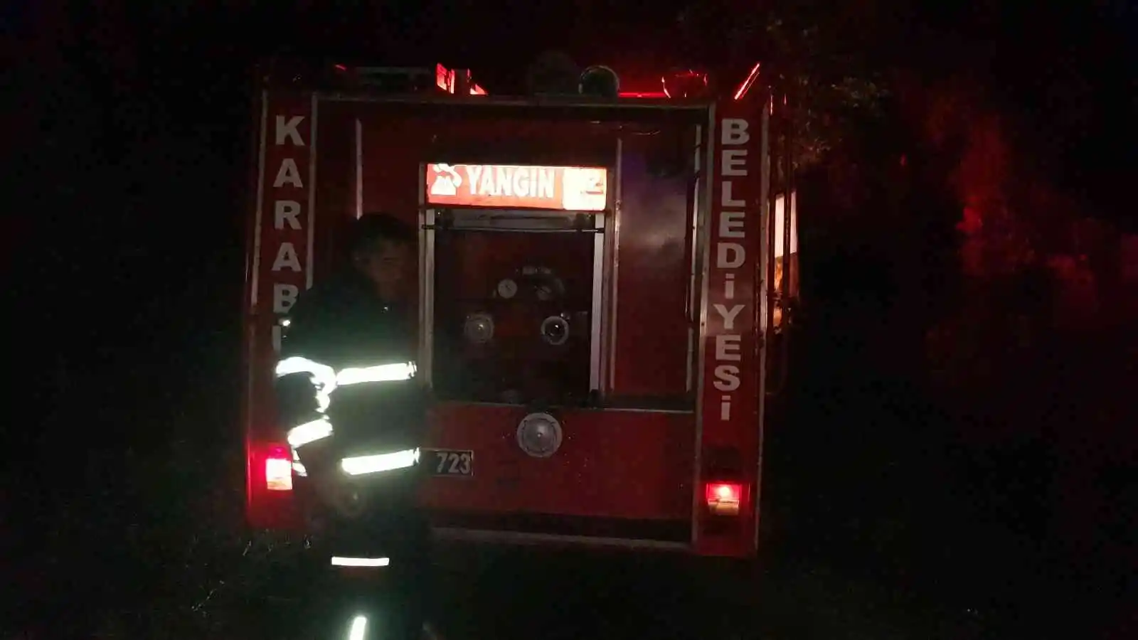 Alev alan baraka yangında küle döndü
