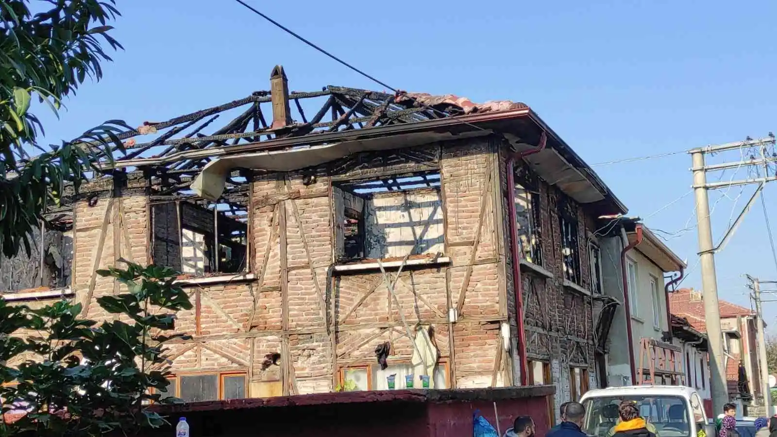 Alevlere teslim olan evde 2 kişi hayatını kaybetti, 3 kişi yaralandı