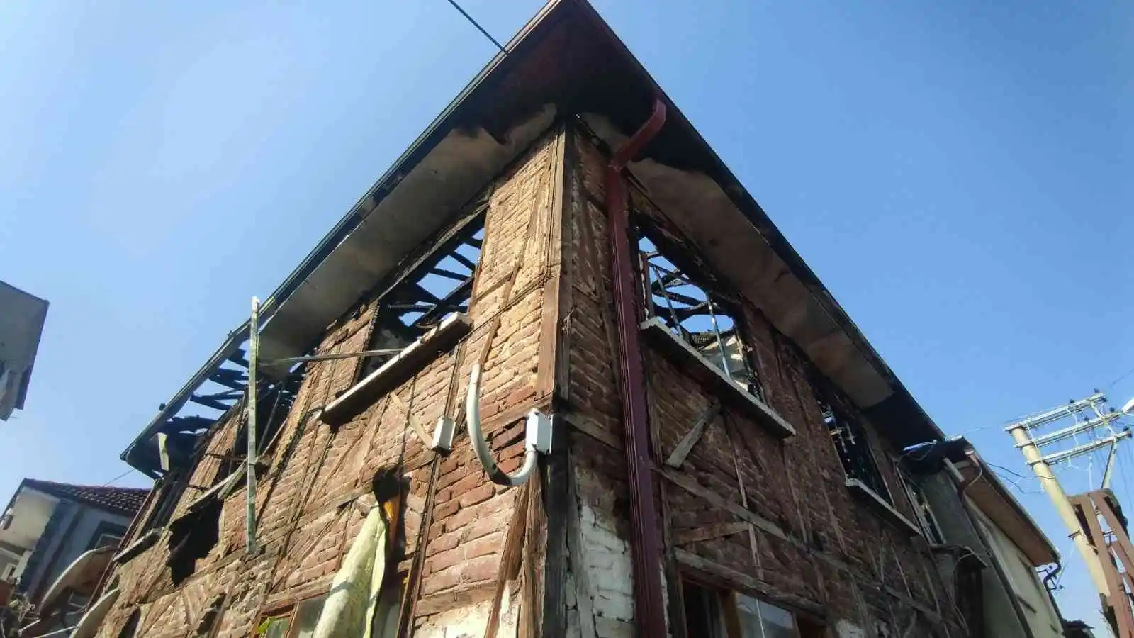 Alevlere teslim olan evde 2 kişi hayatını kaybetti, 3 kişi yaralandı