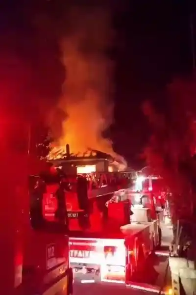 Alevlere teslim olan evde 2 kişi hayatını kaybetti, 3 kişi yaralandı