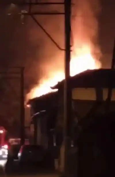 Alevlere teslim olan evde 2 kişi hayatını kaybetti, 3 kişi yaralandı
