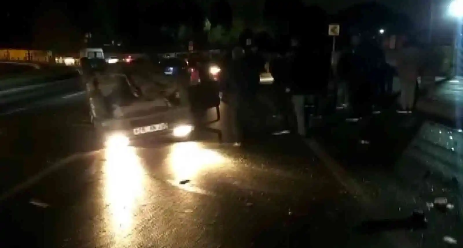 Alkollü olduğu iddia edilen sürücünün çarptığı otomobil takla attı: 3 yaralı