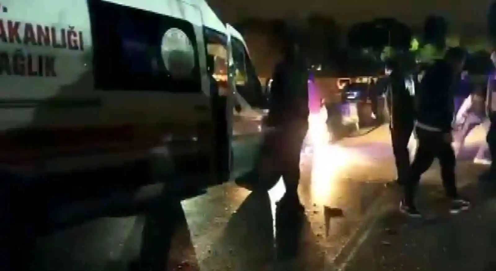 Alkollü olduğu iddia edilen sürücünün çarptığı otomobil takla attı: 3 yaralı