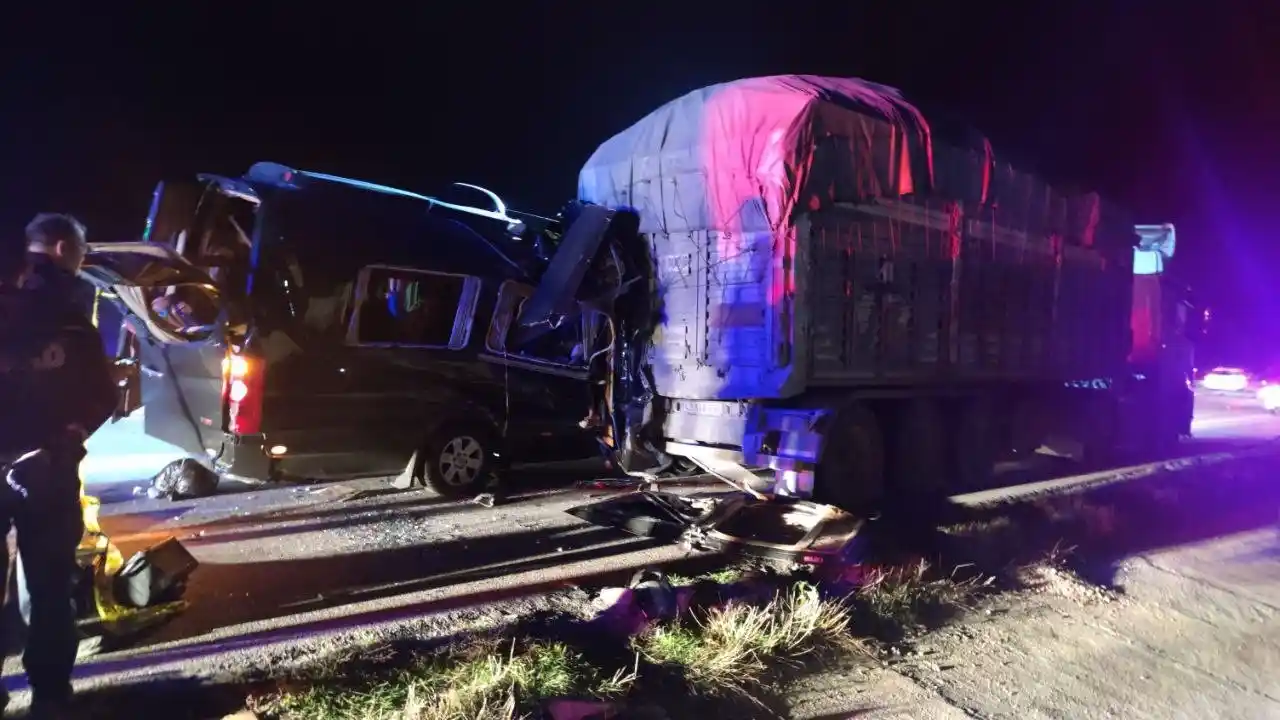 Amasya'da minibüs tıra çarptı: Ölü ve yaralılar var