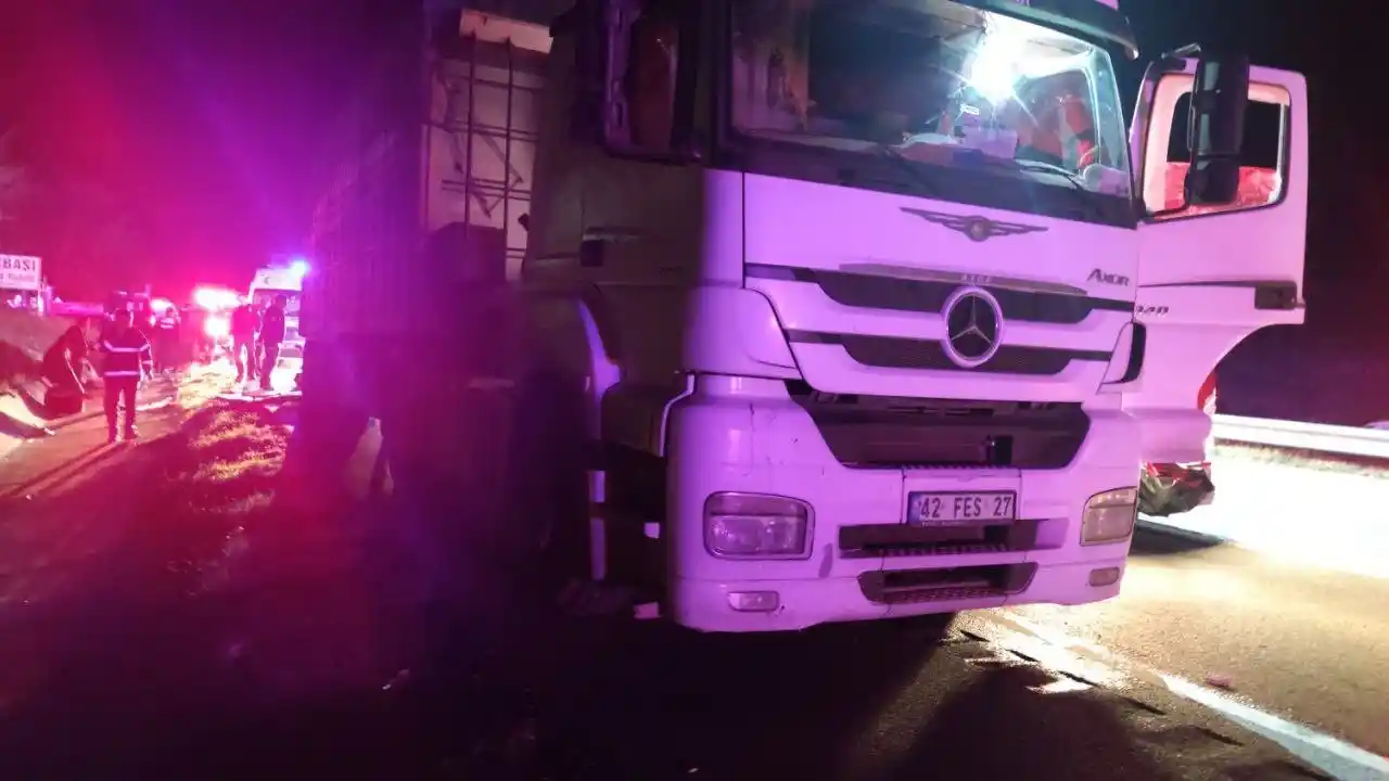 Amasya’da minibüs tıra çarptı: Ölü ve yaralılar var
