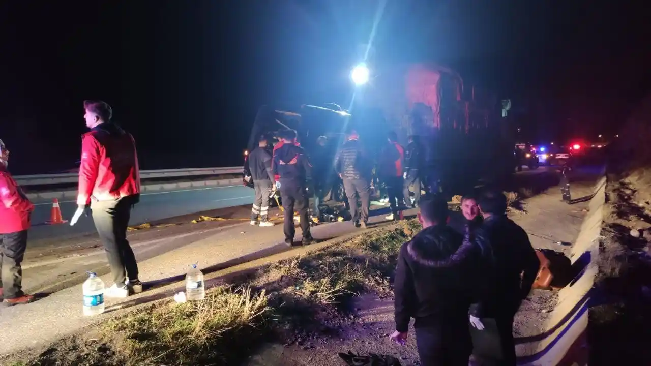 Amasya’da tiyatro oyuncularını taşıyan minibüs tıra çarptı: 3 ölü, 8 yaralı