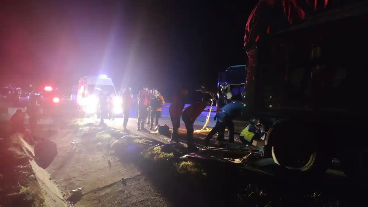 Amasya’da tiyatro oyuncularını taşıyan minibüs tıra çarptı: 3 ölü, 8 yaralı