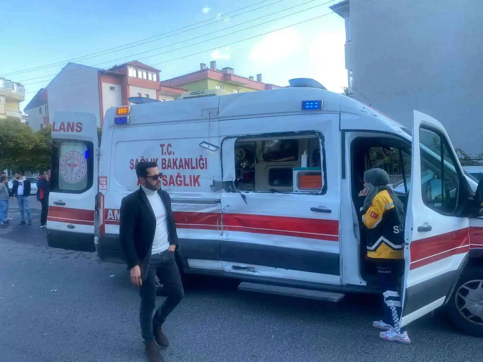 Ambulans ile halk otobüsü çarpıştı: 4 Yaralı